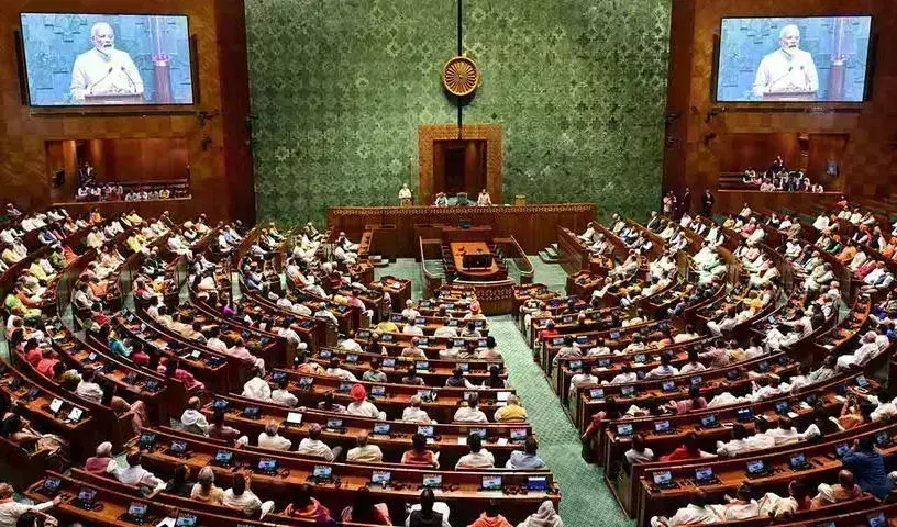 Parliament: గోడ ఎక్కి పార్లమెంట్లోకి ప్రవేశించిన యువకుడు Parliament: గోడ ఎక్కి పార్లమెంట్లోకి ప్రవేశించిన యువకుడు