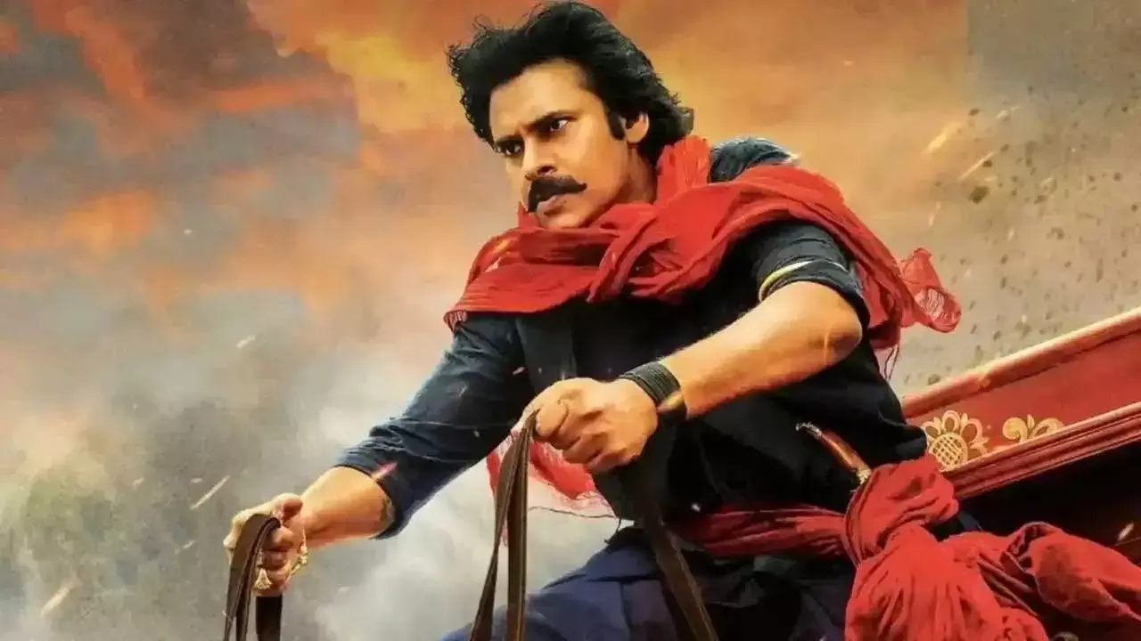 Pawan Kalyan is Back : పవన్ ఈజ్ బ్యాక్.. హరిహరవీరమల్లు వార్ సీన్స్లో ఎంట్రీ Pawan Kalyan is Back : పవన్ ఈజ్ బ్యాక్.. హరిహరవీరమల్లు వార్ సీన్స్లో ఎంట్రీ