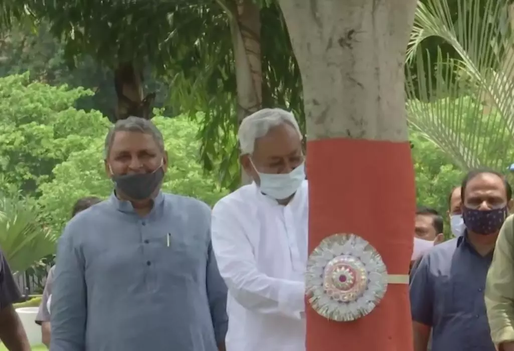 Raksha Bandhan: చెట్టుకు రాఖీ కట్టిన బీహార్ సీఎం నితీశ్ కుమార్ .. Raksha Bandhan: చెట్టుకు రాఖీ కట్టిన బీహార్ సీఎం నితీశ్ కుమార్ ..