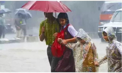 RAINS: హైదరాబాద్ను అతలాకుతలం చేస్తున్న భారీ వర్షాలు RAINS: హైదరాబాద్ను అతలాకుతలం చేస్తున్న భారీ వర్షాలు