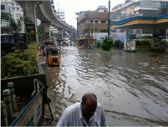 RAINS: భారీ వర్షాలతో జలమండలి అప్రమత్తం RAINS: భారీ వర్షాలతో జలమండలి అప్రమత్తం