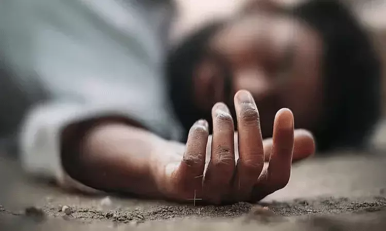 రెండో అంతస్తు నుంచి AC యూనిట్ పడి ఒకరి మృతి.. మరొకరికి గాయాలు