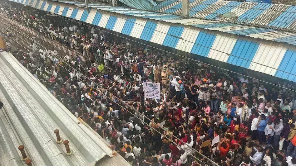 Maharashtra : బద్లాపూర్ ఘటనపై విచారణ చేపట్టిన బాలల హక్కుల సంఘం.. Maharashtra : బద్లాపూర్ ఘటనపై విచారణ చేపట్టిన బాలల హక్కుల సంఘం..