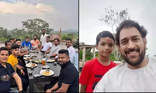 లోకల్ దాబాలో ఎంఎస్ ధోనీ.. స్నేహితులతో ఎంజాయ్..