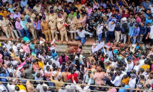 పాఠశాల సురక్షితంగా లేకుంటే, విద్యా హక్కుకు నోచుకోదు: థానే ఘటనపై హైకోర్టు పాఠశాల సురక్షితంగా లేకుంటే, విద్యా హక్కుకు నోచుకోదు: థానే ఘటనపై హైకోర్టు