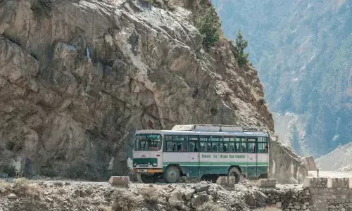 లడఖ్ మార్గంలో బస్సు లోయలో పడి ఆరుగురు మృతి, 22 మందికి గాయాలు లడఖ్ మార్గంలో బస్సు లోయలో పడి ఆరుగురు మృతి, 22 మందికి గాయాలు