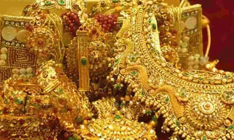 తగ్గుతున్న బంగారం ధరలు.. ఈ రోజు మార్కెట్లో 24 క్యారెట్ల ధర.. తగ్గుతున్న బంగారం ధరలు.. ఈ రోజు మార్కెట్లో 24 క్యారెట్ల ధర..