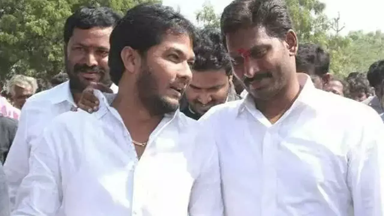 YSRCP : ముద్దులతో రెచ్చిపోయిన వైసీపీ ఎమ్మెల్సీ.. ఇజ్జత్ ఖరాబ్ YSRCP : ముద్దులతో రెచ్చిపోయిన వైసీపీ ఎమ్మెల్సీ.. ఇజ్జత్ ఖరాబ్