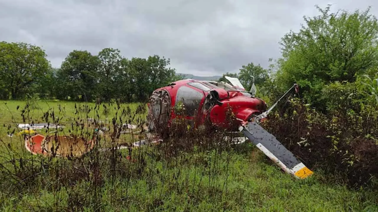 Helicopter Crash : పంట పొలాల్లో హెలికాప్టర్ క్రాష్ Helicopter Crash : పంట పొలాల్లో హెలికాప్టర్ క్రాష్