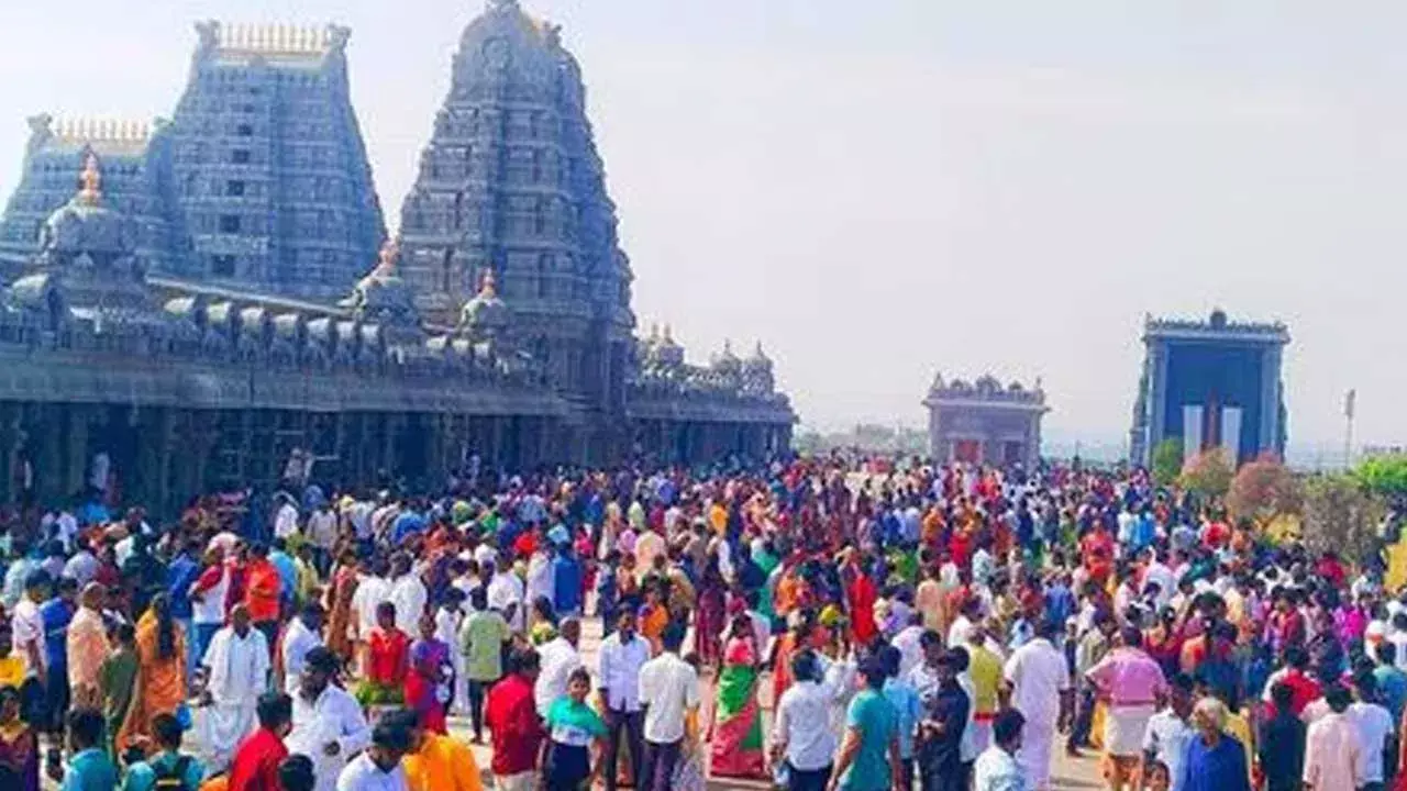 Yadadri : యాదాద్రిలో ఫుల్ రష్.. దర్శనానికి 3 గంటల సమయం Yadadri : యాదాద్రిలో ఫుల్ రష్.. దర్శనానికి 3 గంటల సమయం