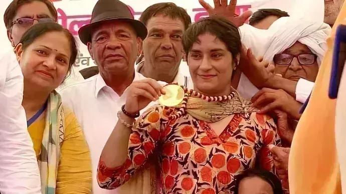 Vinesh Phogat: వినేశ్ ఫొగాట్కు గోల్డ్ మెడల్! ఇచ్చింది ఎవరంటే.. Vinesh Phogat: వినేశ్ ఫొగాట్కు గోల్డ్ మెడల్! ఇచ్చింది ఎవరంటే..