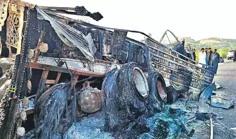 Pakistan: పాక్ లో ఉగ్రవాదుల ఘాతుకం, బస్సులోంచి దించి మరీ Pakistan: పాక్ లో ఉగ్రవాదుల ఘాతుకం, బస్సులోంచి దించి మరీ