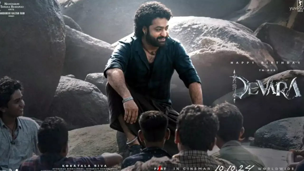 NTR Devara  :   అర్థరాత్రి నుంచే దేవర అరాచకం NTR Devara  :   అర్థరాత్రి నుంచే దేవర అరాచకం