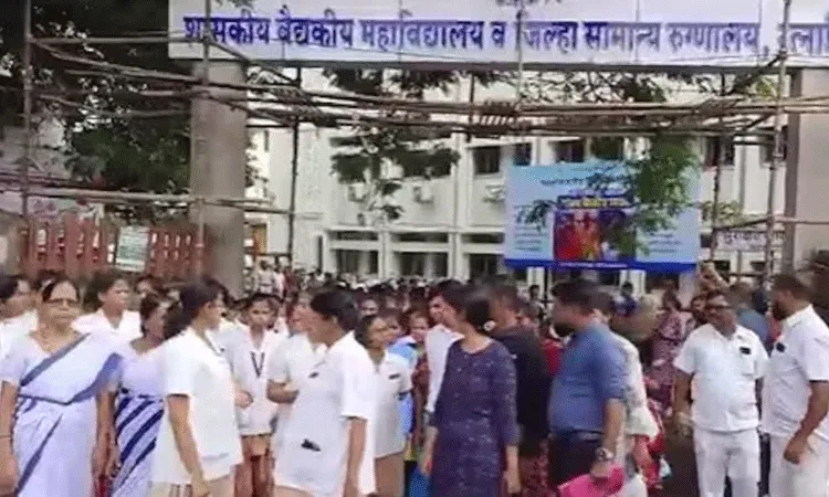 Maharastra: నర్సింగ్ విద్యార్ధినిపై లైంగిక వేధింపులు.. వెల్లువెత్తిన నిరసనలు.. Maharastra: నర్సింగ్ విద్యార్ధినిపై లైంగిక వేధింపులు.. వెల్లువెత్తిన నిరసనలు..