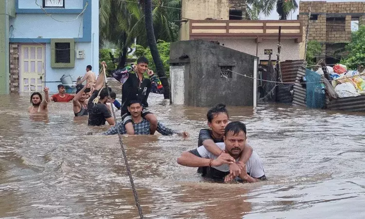 Gujarat: భారీ వర్షాలకు ముగ్గురు మృతి.. 20 వేల మంది సురక్షిత ప్రాంతాలకు తరలింపు