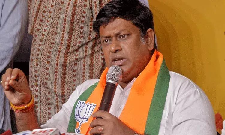 ఇక్కడ ప్రజాస్వామ్యం లేదు: మమతా బెనర్జీపై విరుచుకుపడిన కేంద్ర మంత్రి ఇక్కడ ప్రజాస్వామ్యం లేదు: మమతా బెనర్జీపై విరుచుకుపడిన కేంద్ర మంత్రి
