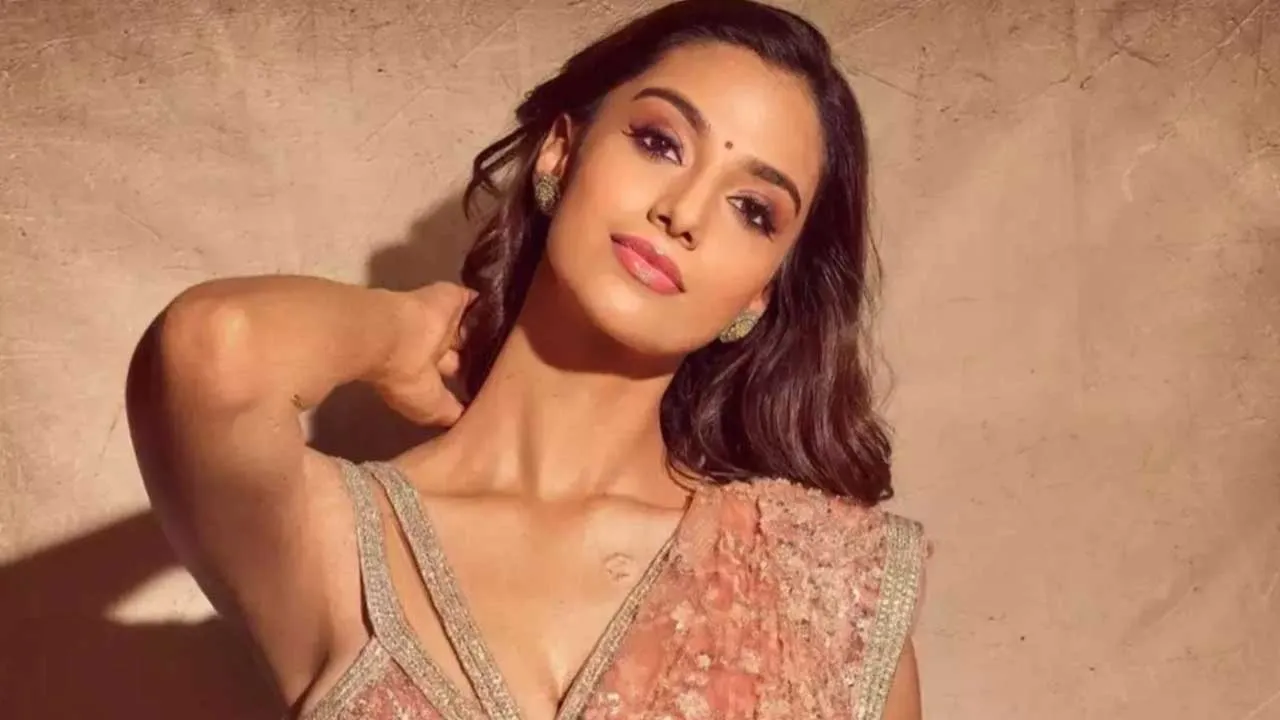 Meenakshi Chaudhary : మోస్ట్ బిజియెస్ట్ హీరోయిన్లలో మీనాక్షి చౌదరి Meenakshi Chaudhary : మోస్ట్ బిజియెస్ట్ హీరోయిన్లలో మీనాక్షి చౌదరి
