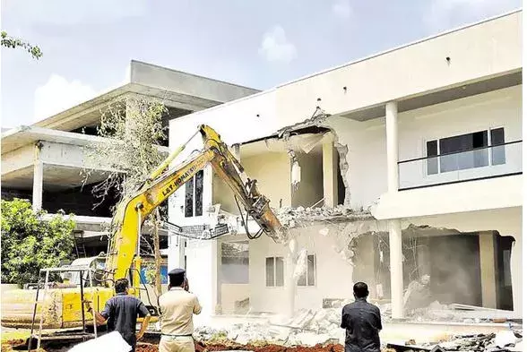 TG: ఎమ్మెల్యే కాలేజీలను కూడా కూల్చేస్తారా..? TG: ఎమ్మెల్యే కాలేజీలను కూడా కూల్చేస్తారా..?