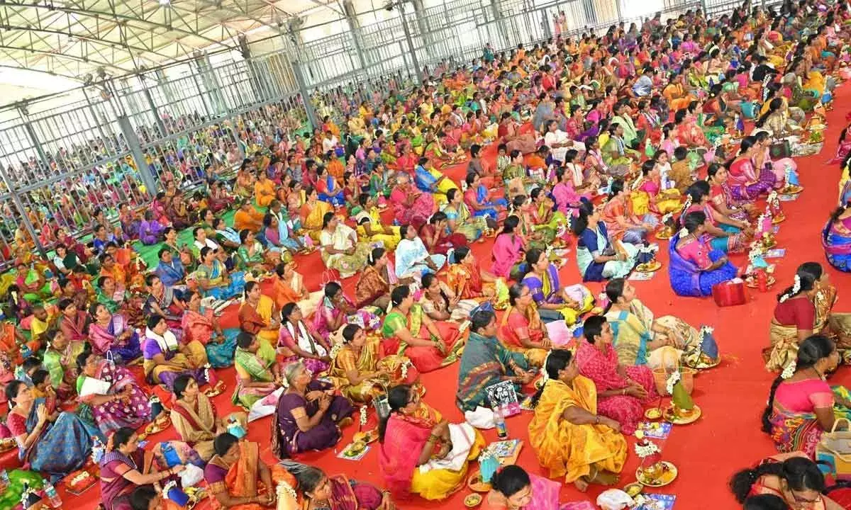 Varalakshmi Vratham: తెలుగు రాష్ట్రాలలో పలు ఆలయాల్లో సామూహిక వరలక్ష్మీ వ్రతాలు Varalakshmi Vratham: తెలుగు రాష్ట్రాలలో పలు ఆలయాల్లో సామూహిక వరలక్ష్మీ వ్రతాలు