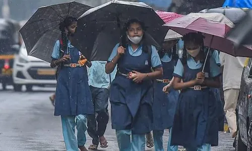 RAINS: ఏపీలో భారీ వర్షం... నేడు స్కూళ్లకు సెలవు RAINS: ఏపీలో భారీ వర్షం... నేడు స్కూళ్లకు సెలవు