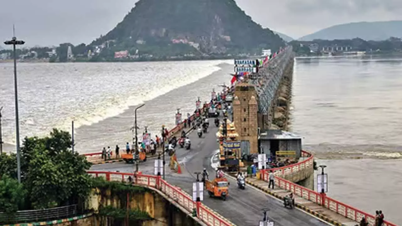 Prakasam Barrage : కృష్ణా ఉగ్ర రూపం .. ప్రకాశం బ్యారేజ్ వద్ద రెండో ప్రమాద హెచ్చరిక Prakasam Barrage : కృష్ణా ఉగ్ర రూపం .. ప్రకాశం బ్యారేజ్ వద్ద రెండో ప్రమాద హెచ్చరిక
