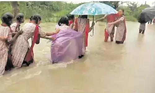 TG: గ్రామాల మధ్య రాకపోకలకు అంతరాయం