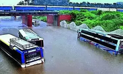 Amaravati : జల దిగ్బంధంలో అమరావతి.. ఎటు చూసినా నీళ్లే! Amaravati : జల దిగ్బంధంలో అమరావతి.. ఎటు చూసినా నీళ్లే!