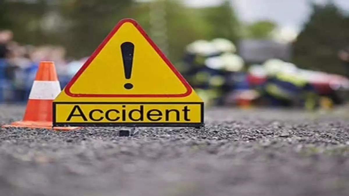 Accident : బార్లోకి దూసుకెళ్లిన ట్రక్.. Accident : బార్లోకి దూసుకెళ్లిన ట్రక్..