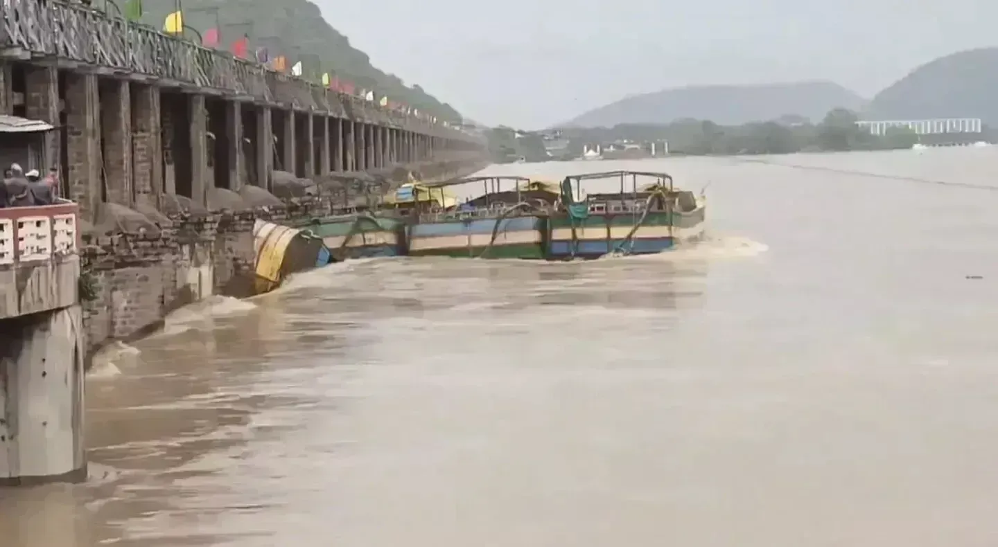Prakasam Barrage:పోటెత్తిన వరదనీరు.. రికార్డు స్థాయిలో ప్రకాశం బ్యారేజీకి వరద Prakasam Barrage:పోటెత్తిన వరదనీరు.. రికార్డు స్థాయిలో ప్రకాశం బ్యారేజీకి వరద
