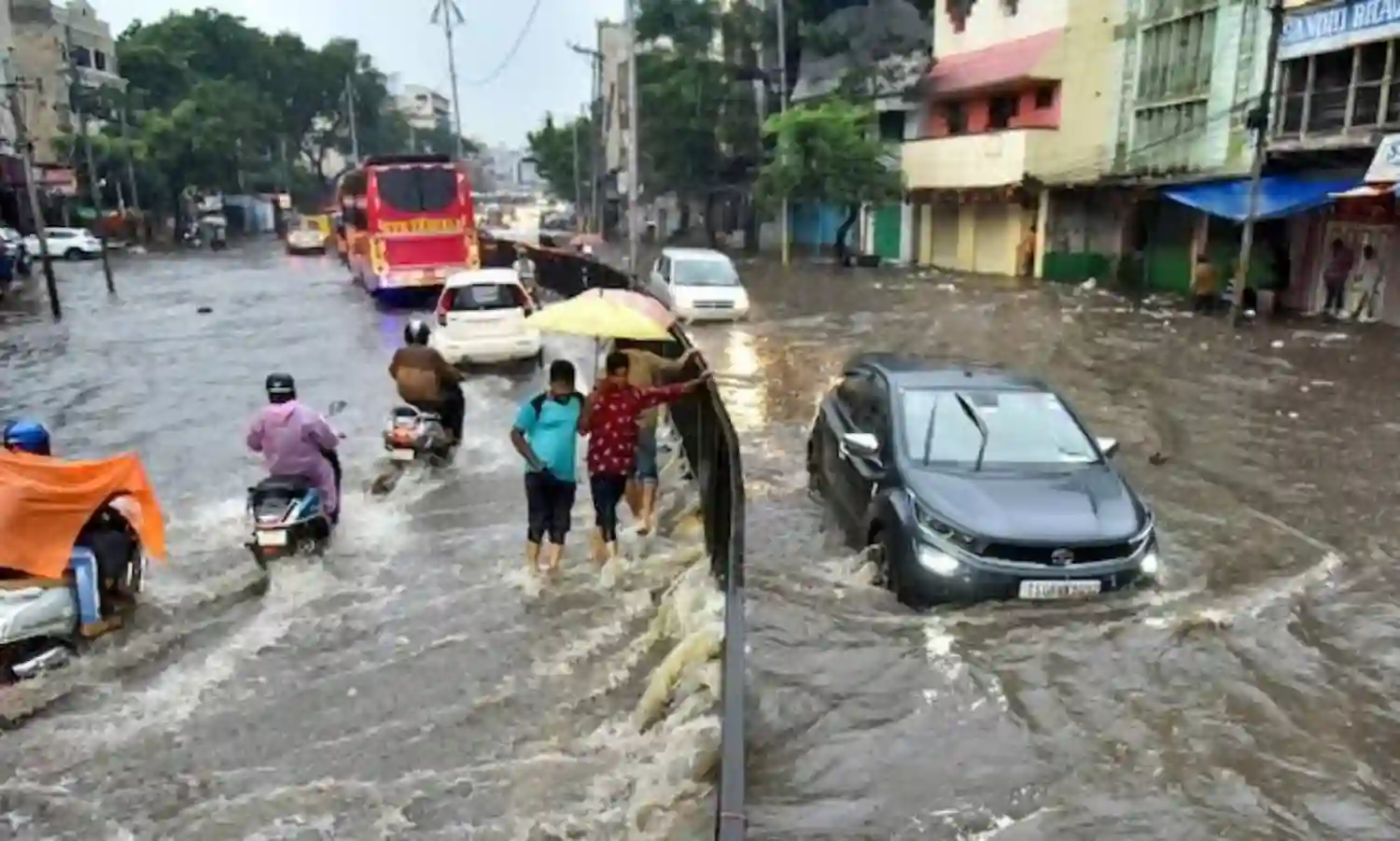 AP and Telangana Rains: రానున్న 12 గంటల్లో బలహీనపడనున్న వాయుగుండం