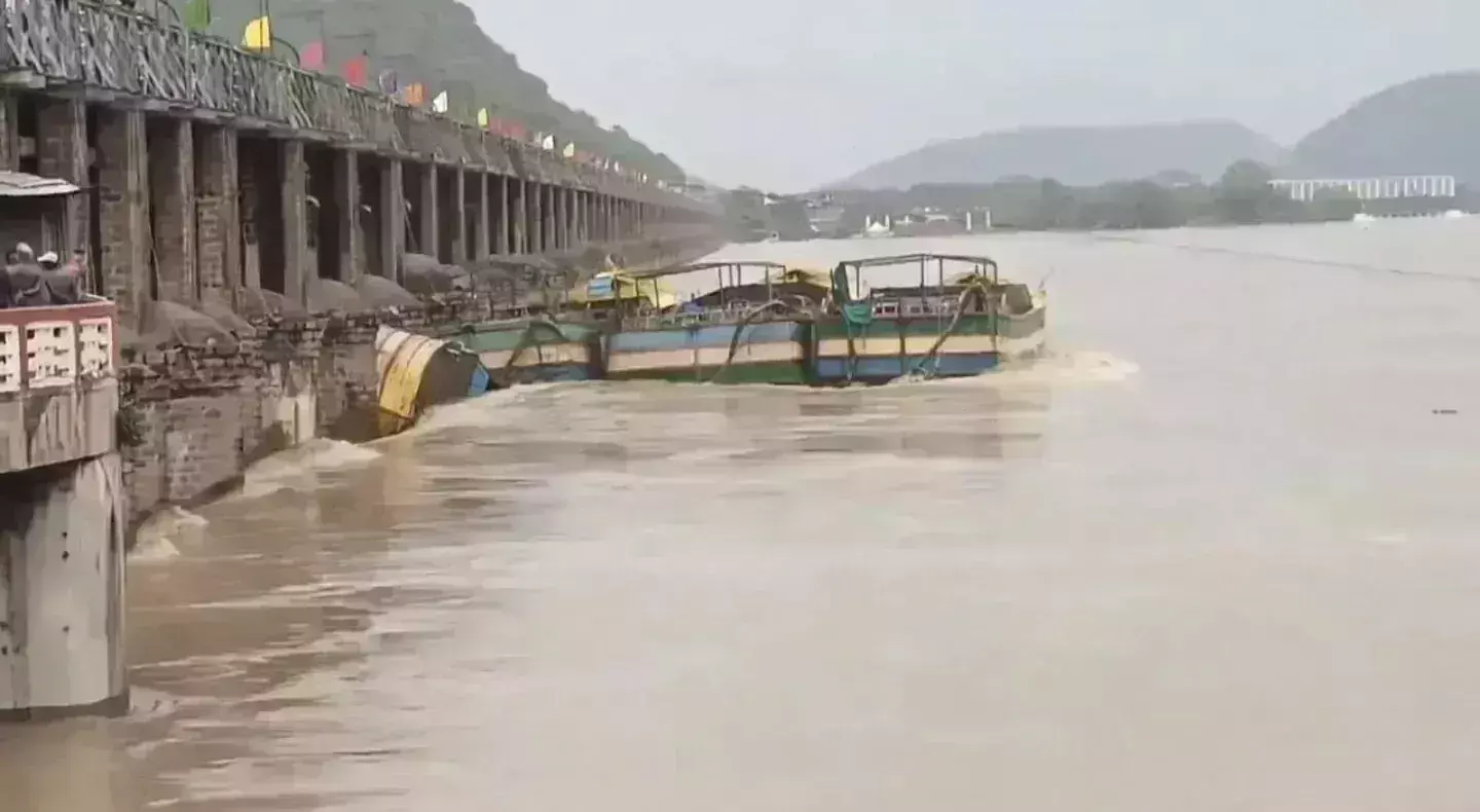 Prakasam Barrage:పోటెత్తిన వరదనీరు.. రికార్డు స్థాయిలో ప్రకాశం బ్యారేజీకి వరద Prakasam Barrage:పోటెత్తిన వరదనీరు.. రికార్డు స్థాయిలో ప్రకాశం బ్యారేజీకి వరద
