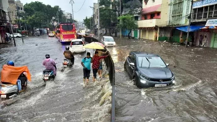 AP and Telangana Rains: రానున్న 12 గంటల్లో బలహీనపడనున్న వాయుగుండం AP and Telangana Rains: రానున్న 12 గంటల్లో బలహీనపడనున్న వాయుగుండం