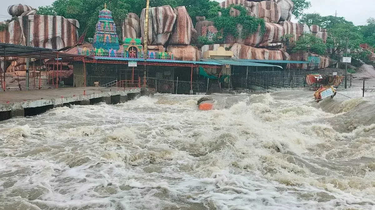 Edupayala Temple: జలదిగ్బంధంలో ఏడు పాయల వనదుర్గ ఆలయం Edupayala Temple: జలదిగ్బంధంలో ఏడు పాయల వనదుర్గ ఆలయం