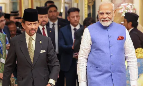 PM Modi Brunei Tour:  ప్రధాని మోదీకి సాదర స్వాగతం పలికిన బ్రూనై సుల్తాన్ PM Modi Brunei Tour:  ప్రధాని మోదీకి సాదర స్వాగతం పలికిన బ్రూనై సుల్తాన్
