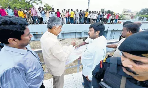 CBN: బాధితుల కష్టాలు... చంద్రబాబు కంట కన్నీళ్లు