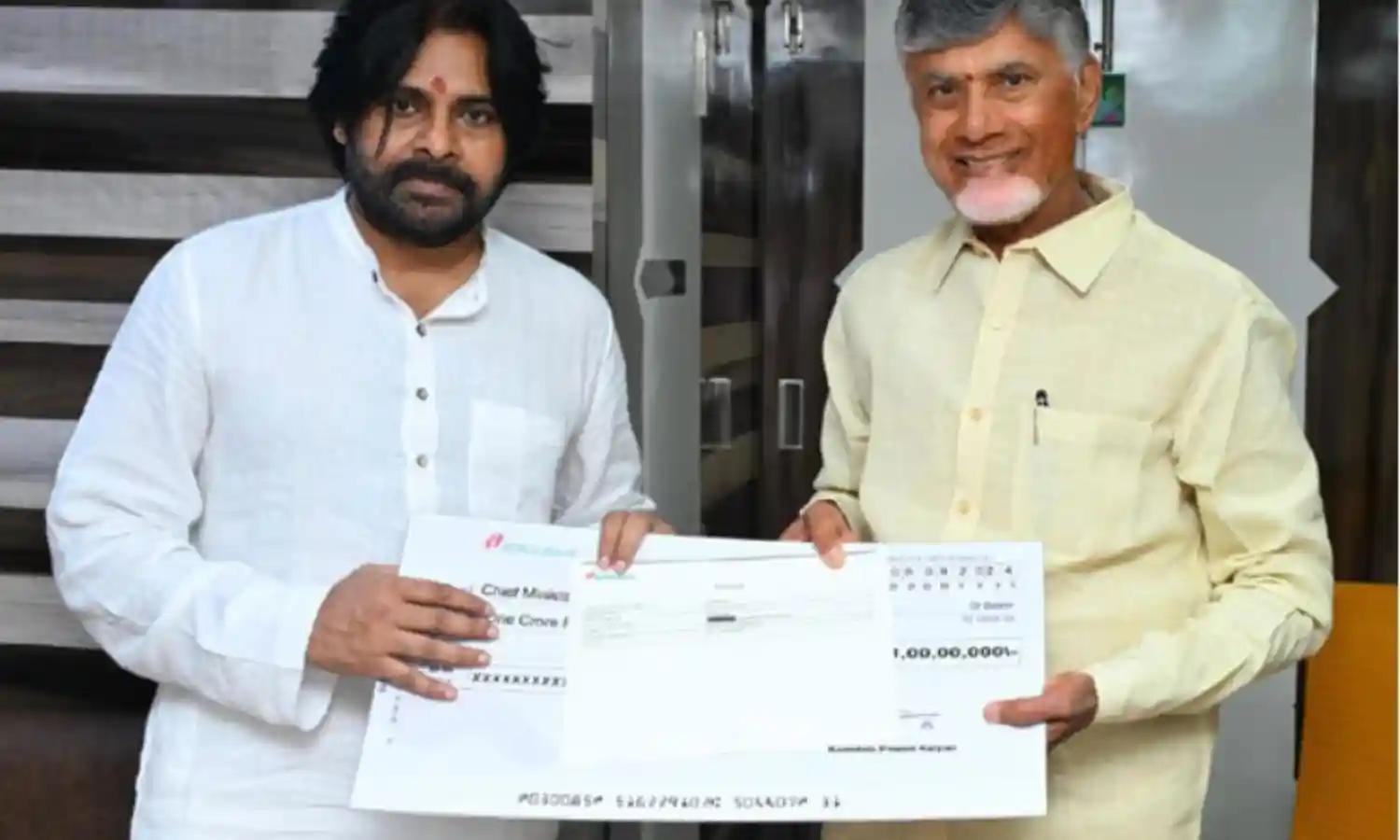 AP: ముఖ్యమంత్రికి రూ. కోటి చెక్కు అందించిన ఉప ముఖ్యమంత్రి AP: ముఖ్యమంత్రికి రూ. కోటి చెక్కు అందించిన ఉప ముఖ్యమంత్రి