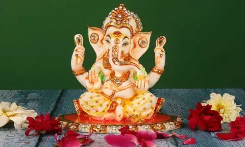 Lord Ganesha Laddu : వినాయకుడి చేతిలో లడ్డు ఎందుకు పెడతారు?