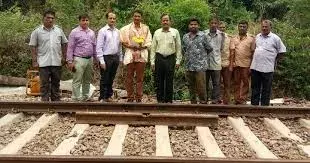 Railway Trackman: విధి నిర్వహణ ట్రాక్ మ్యాన్ చొరవ, రైలుకు తప్పిన పెను ముప్పు