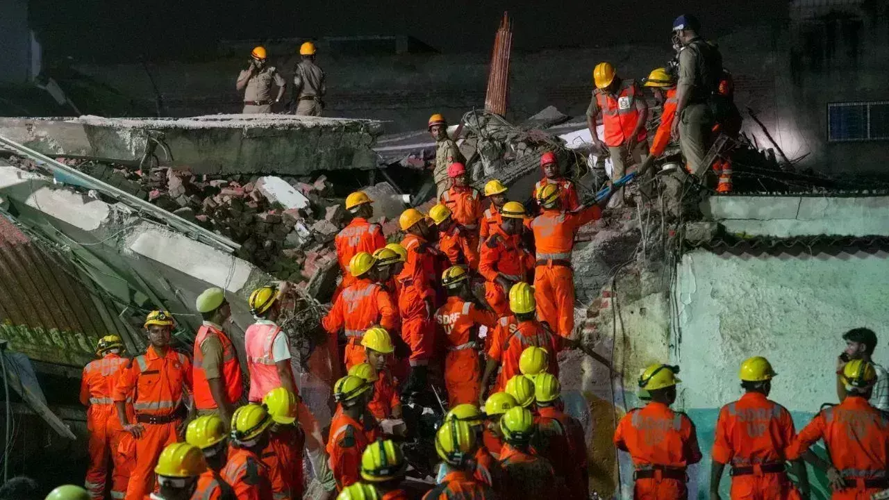 Building Collapsed : కూలిన 3 అంతస్థుల బిల్డింగ్.. ఎనిమిది మంది  మృతి