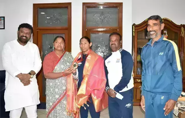 Deepti Zivanji: మంత్రి సీతక్కను కలిసిన పారాఅథ్లెట్ దీప్తి జీవాంజి Deepti Zivanji: మంత్రి సీతక్కను కలిసిన పారాఅథ్లెట్ దీప్తి జీవాంజి