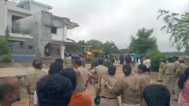 HYDRA: దుండిగల్ లో విల్లాలను కూల్చేస్తున్న హైడ్రా HYDRA: దుండిగల్ లో విల్లాలను కూల్చేస్తున్న హైడ్రా