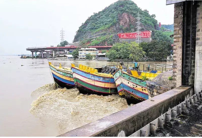 AP: ప్రకాశం బ్యారేజీ గేట్లను బోట్లు ఢీ కొట్టడం వెనక కుట్ర..! AP: ప్రకాశం బ్యారేజీ గేట్లను బోట్లు ఢీ కొట్టడం వెనక కుట్ర..!