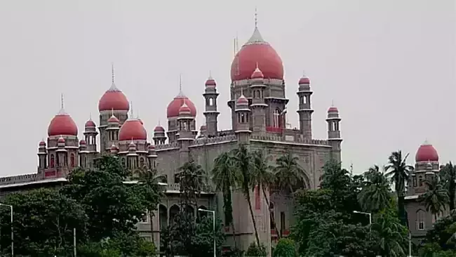 TG High Court: పార్టీ ఫిరాయించిన ఎమ్మెల్యేల అనర్హతపై హైకోర్టు కీలక తీర్పు TG High Court: పార్టీ ఫిరాయించిన ఎమ్మెల్యేల అనర్హతపై హైకోర్టు కీలక తీర్పు
