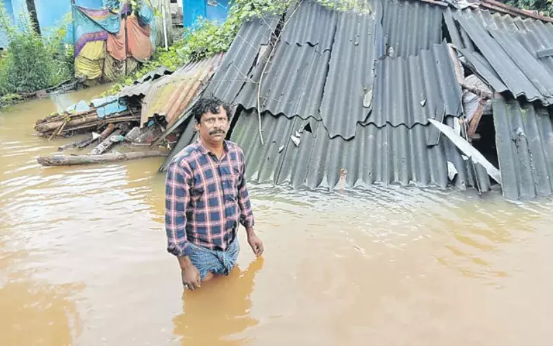 RAINS: చిగురుటాకులా వణికిన ఉత్తరాంధ్ర RAINS: చిగురుటాకులా వణికిన ఉత్తరాంధ్ర