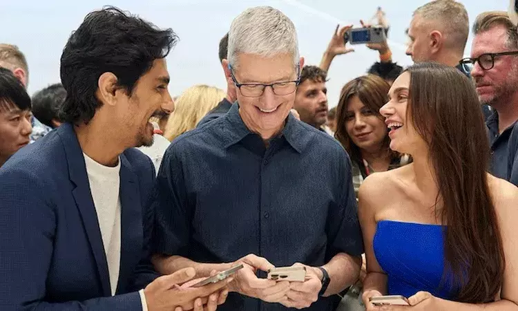 ఐఫోన్ 16 సిరీస్ లాంచ్ కార్యక్రమంలో అదితి, సిద్ధార్థ్.. CEO టిమ్ కుక్తో ఫోటోలు ఐఫోన్ 16 సిరీస్ లాంచ్ కార్యక్రమంలో అదితి, సిద్ధార్థ్.. CEO టిమ్ కుక్తో ఫోటోలు