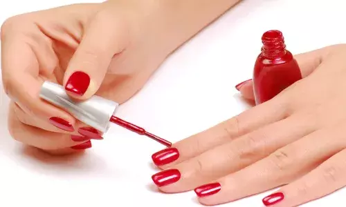 నెయిల్ పాలిష్లో క్యాన్సర్ కారకాలు.. నెయిల్ పాలిష్లో క్యాన్సర్ కారకాలు..
