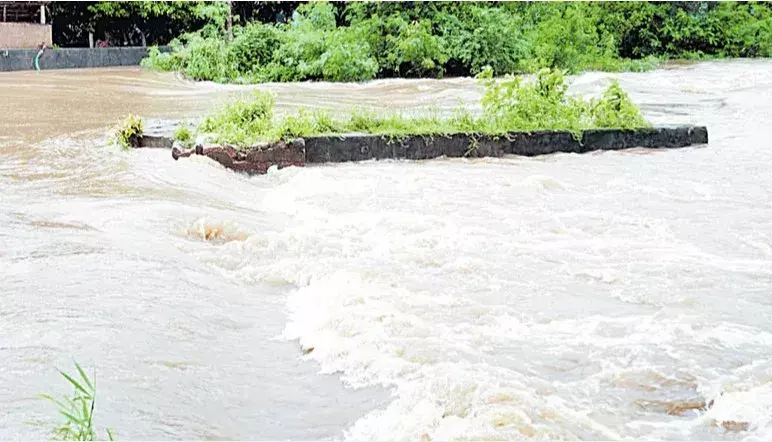 FLOODS: ఏలేరు జలశాయానికి పోటెత్తిన వరద