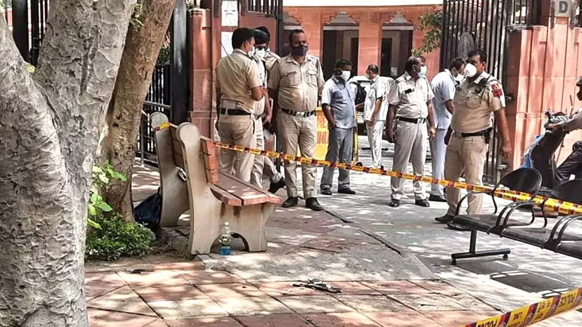 Madhya Pradesh: ఆర్మీ అధికారులపై గుర్తు తెలియని వ్యక్తుల దాడి..ఒకరిపై అత్యాచారం Madhya Pradesh: ఆర్మీ అధికారులపై గుర్తు తెలియని వ్యక్తుల దాడి..ఒకరిపై అత్యాచారం