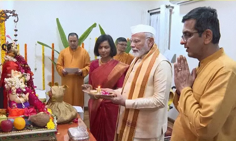సీజేఐ నివాసంలో ప్రధాని గణపతి పూజ వివాదం.. సీజేఐ నివాసంలో ప్రధాని గణపతి పూజ వివాదం..