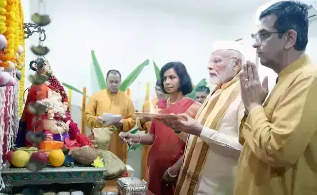PM Modi: సీజేఐ చంద్రచూడ్ ఇంట గణపతి పూజలో మోదీ PM Modi: సీజేఐ చంద్రచూడ్ ఇంట గణపతి పూజలో మోదీ